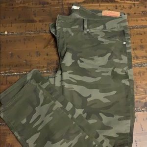 Levi camo pants